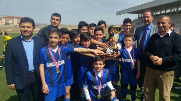 Mehmet Akif Ersoy Ortaokulu Küçük Erkekler Futbol Takımı İl Birincisi Oldu