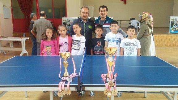 Şehit Önder MURATOĞLU İlkokulu Öğrencileri Masa Tenisinde 2 Kupa Aldı.