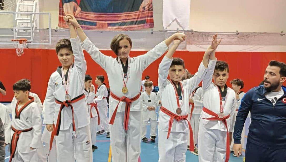 Minikler Taekwondo İl Şampiyonasında Agahefendi İlkokulu Öğrencilerinden Büyük Başarı.