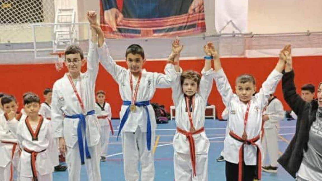 Yunus Emre  İlkokulu Öğrencilerinden Taekwondo Minikler İl Şampiyonasında Büyük Başarı.