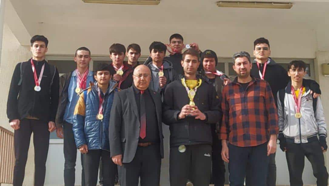 Mücahit Erbaş İHL Okullar Arası Atletizm Yarışmalarında Okullar Arası Müsabakalarda İl Birincisi Oldu. 