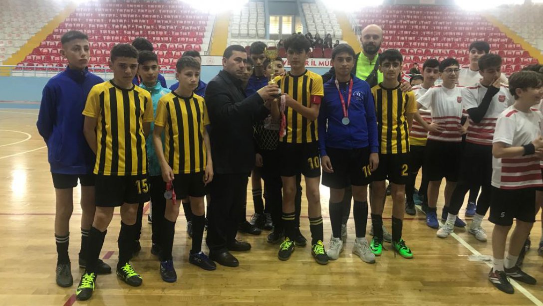 Ertuğrul Gazi Ortaokulumuz Okullara Arası Yıldızlar Futsal  Müsabakalarında  İl İkincisi Oldu.