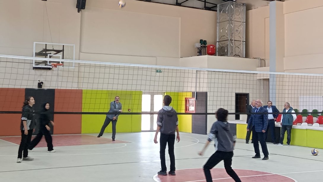 Mevlüde Ahmet Doğanay Fen Lisesi Spor Salonu Ziyaret Edilerek Öğrencilerle Voleybol Maçı Yapıldı