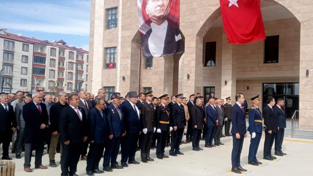 İlçemizde 29 Ekim Cumhuriyet Bayramı dolayısıyla çelenk sunma töreni düzenlendi