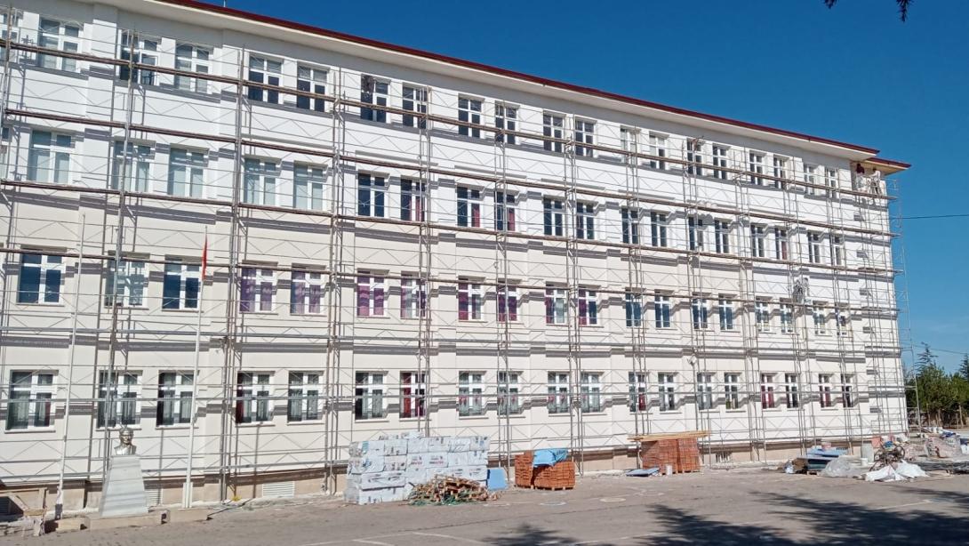 Yunus Emre ve Atatürk İlkokullarında Tadilat Çalışmaları Devam Ediyor